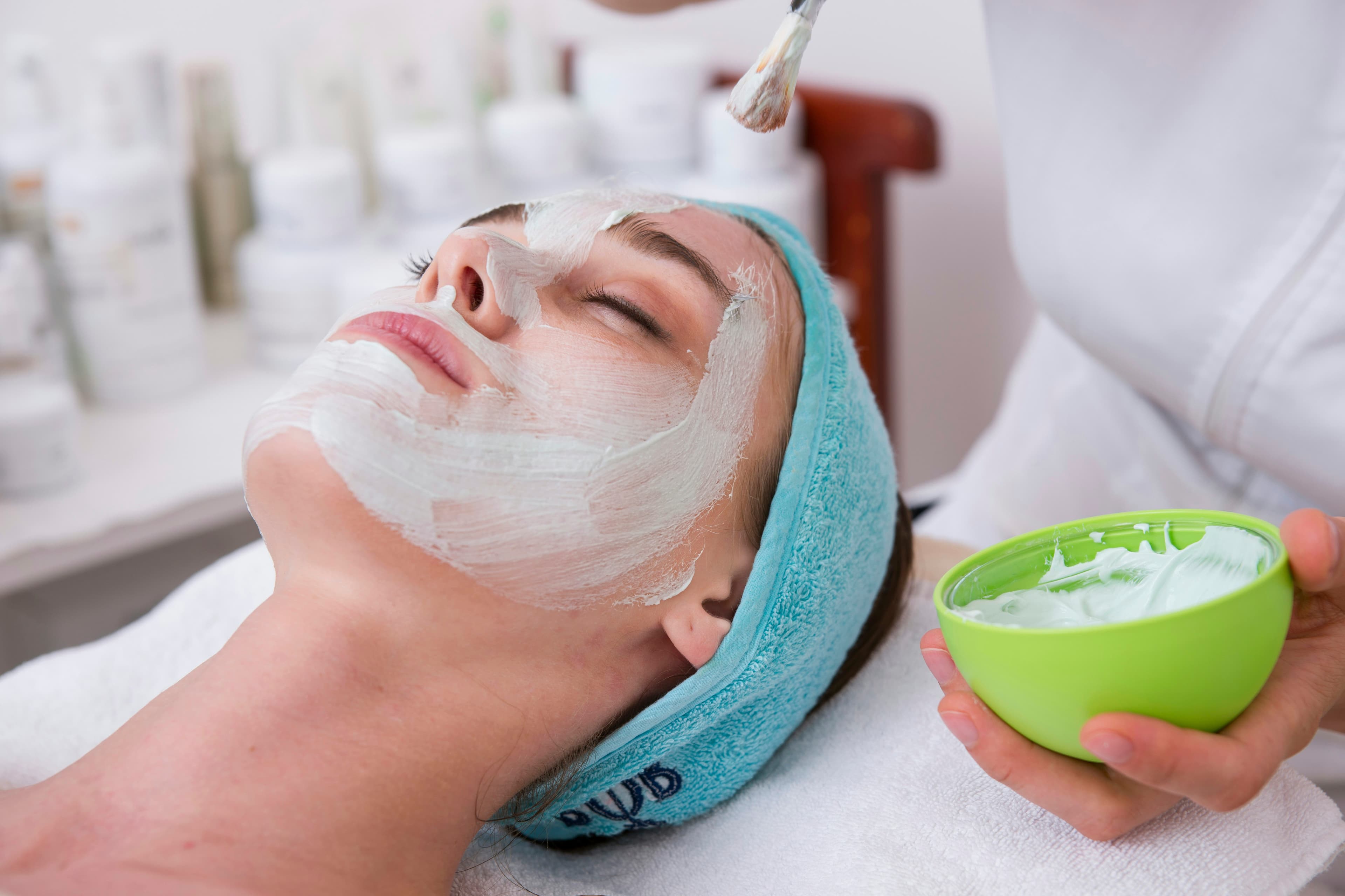 Soin visage avec crème blanche en cabine d'institut